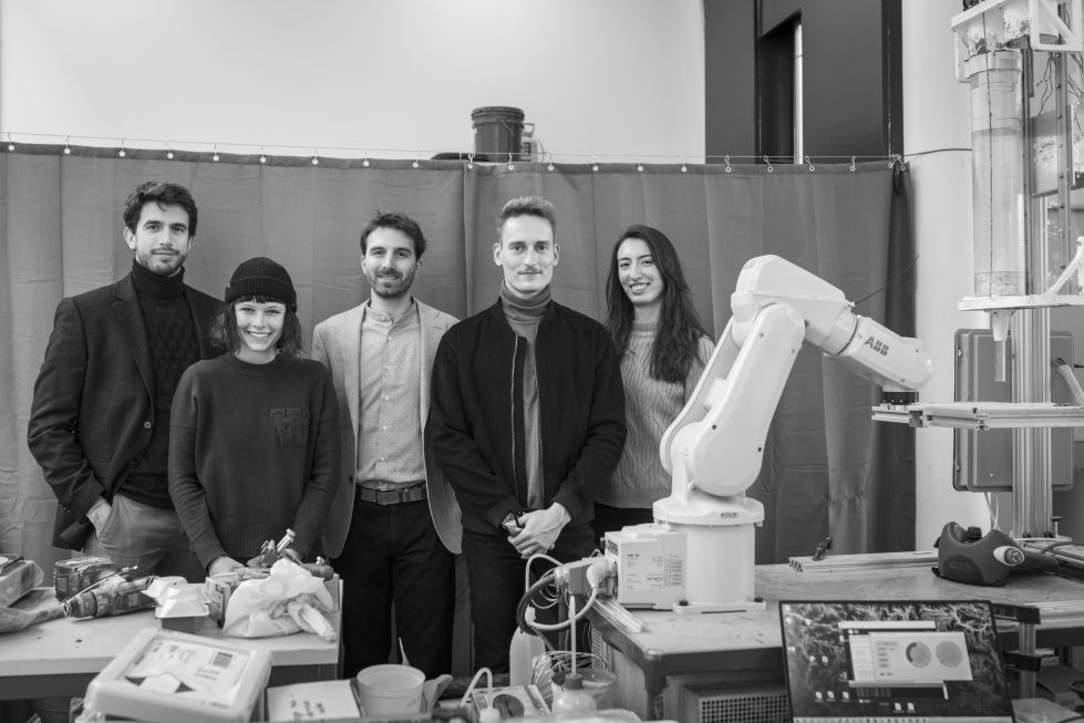 Enlarged view: The team in the lab: Etienne Jeoffroy, Anna Szabo, Michele Zanini, Patrick Bedarf, Ayca Senol, Robin Robot (from left to right). 